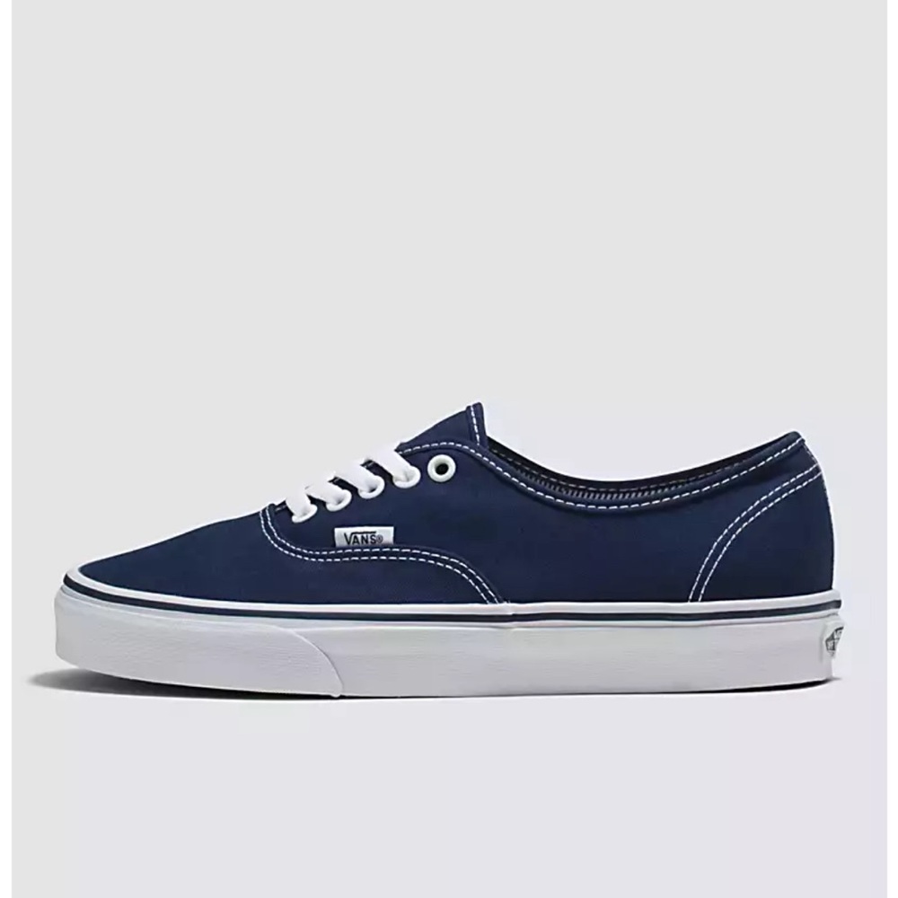 NEW IN BOX Vans Authentic Shoes in Dress Blues/True White Size 7 Men’s/8.5 Women